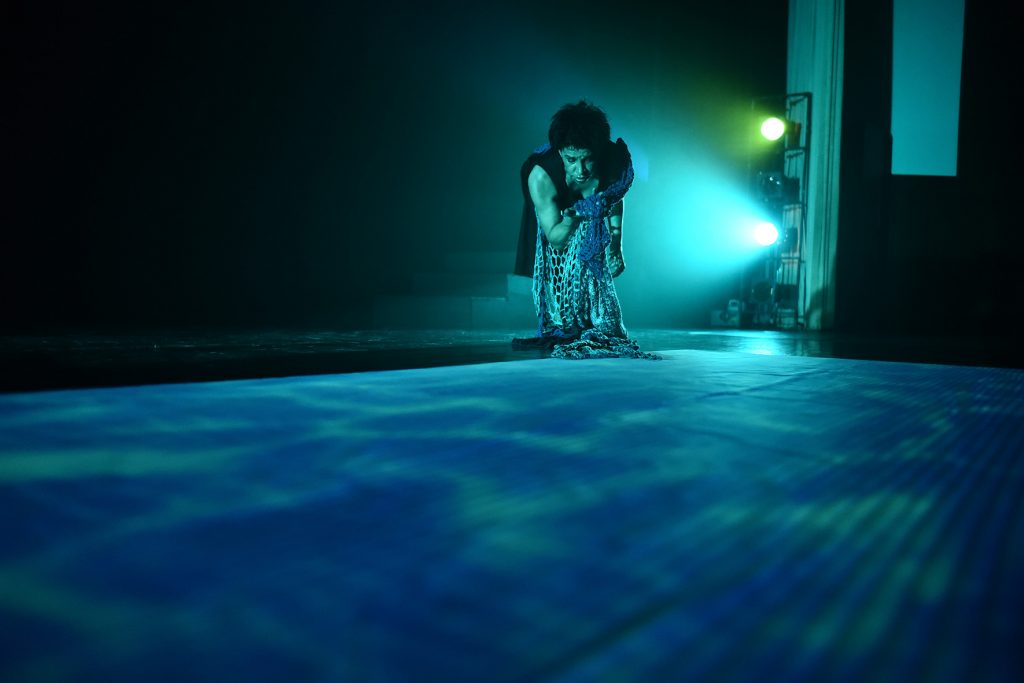 “A Solidão é Azul” espetáculo transforma depressão em poesia cênica