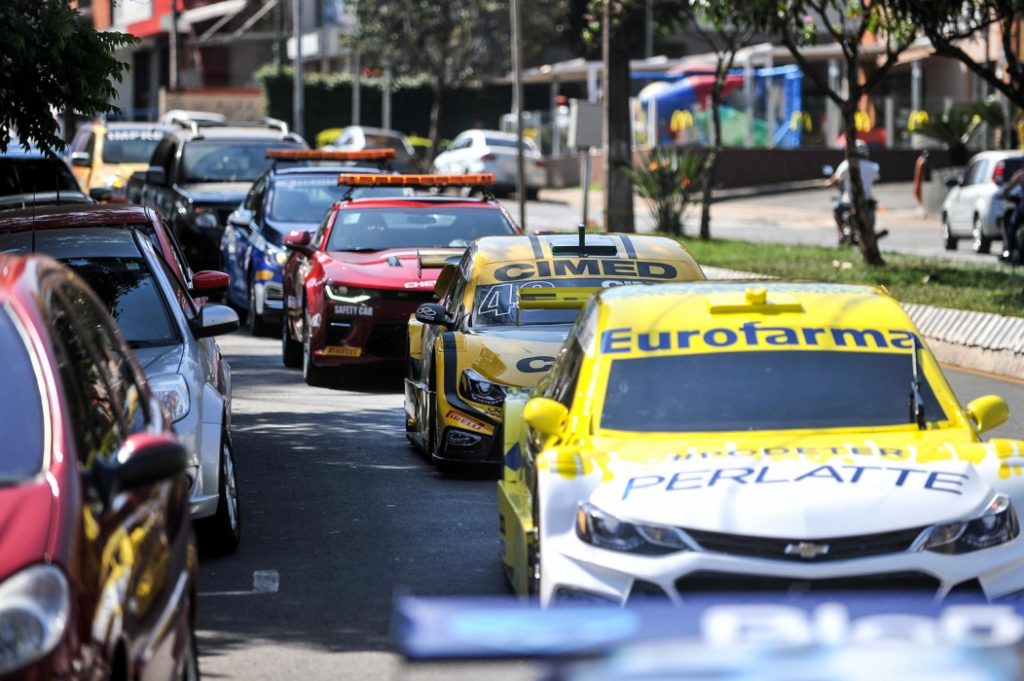 Quatro veículos da competição vão desfilar na cidade