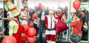 Comitiva de personagens e banda recebem o Noel no Londrina Norte
