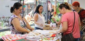 Artesãs expõem trabalho no saguão da Prefeitura de Londrina